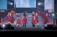 向き合って握手する桜木心菜と安本彩花。