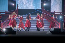 向き合って握手する桜木心菜と安本彩花。