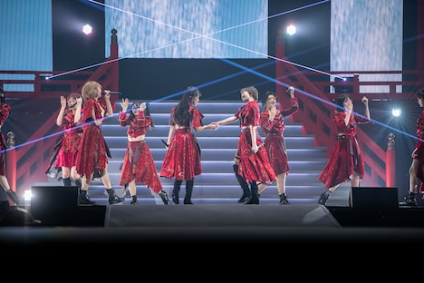 向き合って握手する桜木心菜と安本彩花。