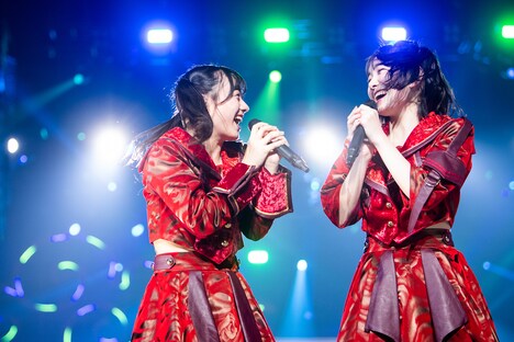 2022年「大学芸会」でのステージデビューから1年が経過した仲村悠菜（左）と桜井えま（右）。