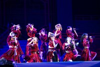 新曲「トーキョーズ・ウェイ！」を初披露するエビ中。