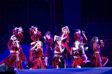 新曲「トーキョーズ・ウェイ！」を初披露するエビ中。