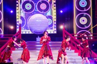 新曲「トーキョーズ・ウェイ！」を初披露するエビ中。