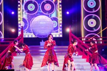 新曲「トーキョーズ・ウェイ！」を初披露するエビ中。