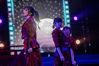 新曲「トーキョーズ・ウェイ！」を初披露するエビ中。