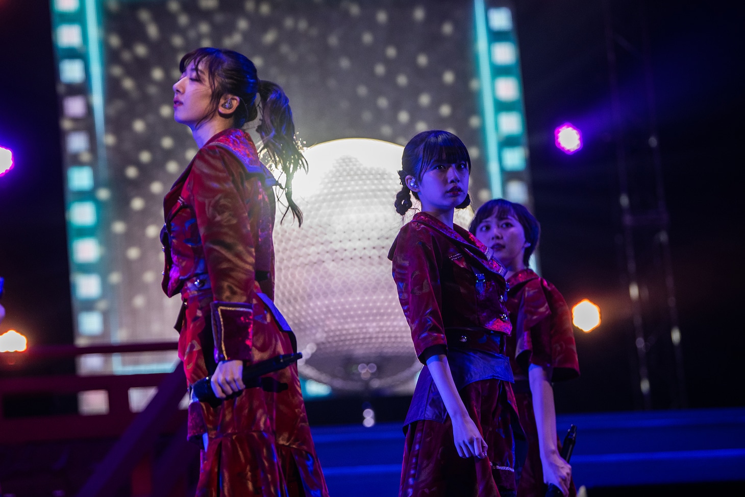 新曲「トーキョーズ・ウェイ！」を初披露するエビ中。