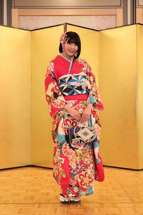 鈴木愛菜 (c)2024 Zest, Inc.（衣装協力：株式会社清水屋）