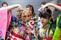 開演直前の星名美怜（左）と小久保柚乃（右）。