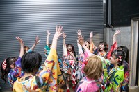 円陣を組んで気持ちをひとつにするエビ中。