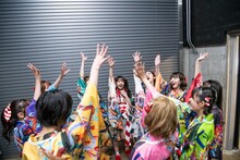 円陣を組んで気持ちをひとつにするエビ中。