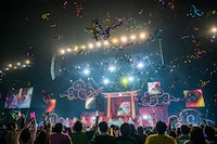 「私立恵比寿中学 新春大学芸会2024～高く飛ぶ竜と僕らのその先～」初日公演の様子。