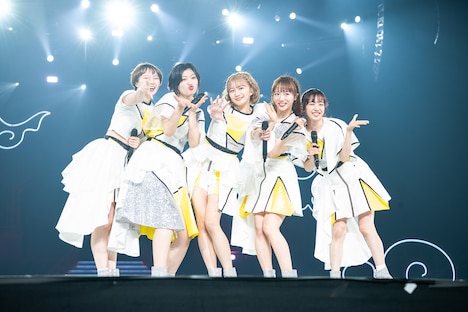 エビ中高学年の安本彩花、小林歌穂、星名美怜、中山莉子、真山りか（左から）。