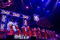 新曲「トーキョーズ・ウェイ！」を初披露するエビ中。