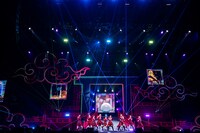 新曲「トーキョーズ・ウェイ！」を初披露するエビ中。