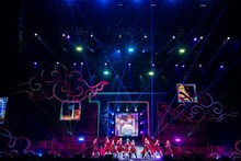 新曲「トーキョーズ・ウェイ！」を初披露するエビ中。