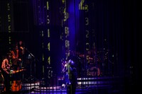 スクリーンの奥で「ないものねだり」を歌う坂本真綾。（撮影：羽田誠 / 原田捺未）