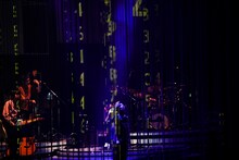 スクリーンの奥で「ないものねだり」を歌う坂本真綾。（撮影：羽田誠 / 原田捺未）