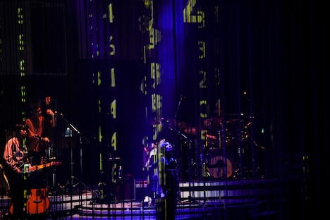 スクリーンの奥で「ないものねだり」を歌う坂本真綾。（撮影：羽田誠 / 原田捺未）