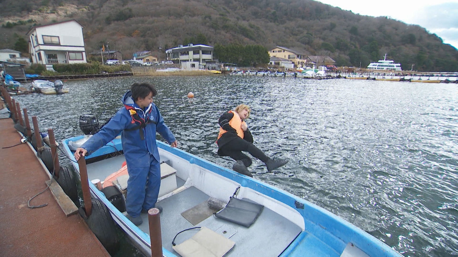 “海落ち”する鬼龍院翔。 (c)ABCテレビ