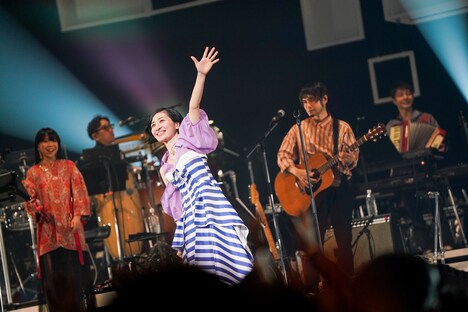 「坂本真綾 LIVE TOUR 2023『記憶の図書館』」東京公演の様子。（撮影：羽田誠 / 原田捺未）