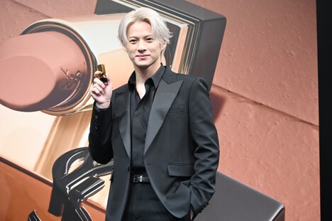 イヴ・サンローラン・ボーテ「ルージュ ピュールクチュール」を手に笑顔の平野紫耀。