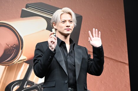 手を振る平野紫耀。