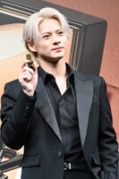 イヴ・サンローラン・ボーテ「ルージュ ピュールクチュール」を手に微笑む平野紫耀。