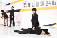 満面のドヤ顔を決める藤原丈一郎（手前）に爆笑する溝端淳平と岩本照。