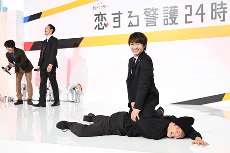 満面のドヤ顔を決める藤原丈一郎（手前）に爆笑する溝端淳平と岩本照。