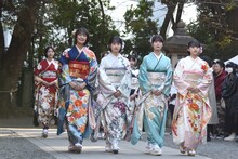 本殿に向かう乃木坂46新成人メンバー。左から清宮レイ、一ノ瀬美空、岩本蓮加、川崎桜。