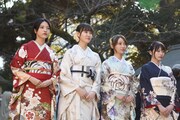 本殿に向かう乃木坂46新成人メンバー。左から林瑠奈、松尾美佑、黒見明香、岡本姫奈。