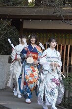 祈祷を終えて本殿から姿を現した乃木坂46新成人メンバー。