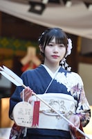 振袖に合わせて髪にもラメをあしらった岡本姫奈。