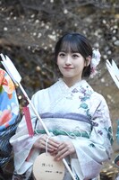 “乃木坂カラー”の紫がポイントの振袖を身に着けた一ノ瀬美空。