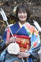 サイリウムカラーのオレンジが入った振袖姿の清宮レイ。