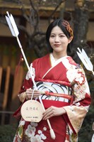 「振袖といえば赤のイメージがあった」という林瑠奈。