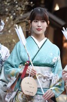 好きな色だという水色の振袖をまとった岩本蓮加。