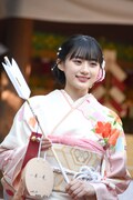 名前にちなんで桜柄の振袖をまとった川崎桜。