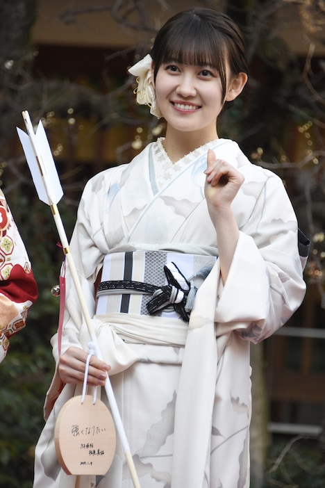 「白いと言われることが多い」ため白の振袖を選んだ松尾美佑。