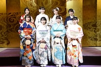 前列左から清宮レイ、一ノ瀬美空、岩本蓮加、川崎桜。後列左から林瑠奈、松尾美佑、黒見明香、岡本姫奈。