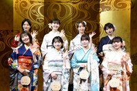 前列左から清宮レイ、一ノ瀬美空、岩本蓮加、川崎桜。後列左から林瑠奈、松尾美佑、黒見明香、岡本姫奈。