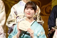 絵馬を記者陣に見せる岩本蓮加。