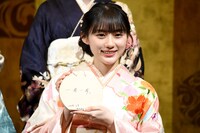 絵馬を記者陣に見せる川崎桜。