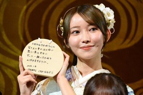 絵馬を記者陣に見せる黒見明香。