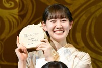 絵馬を記者陣に見せる松尾美佑。