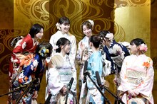 キャッチフレーズの発表の仕方を相談する乃木坂46新成人メンバー。