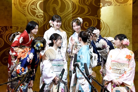 キャッチフレーズの発表の仕方を相談する乃木坂46新成人メンバー。