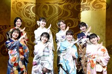 「乃木坂“昇り竜”世代」のポーズを取る乃木坂46新成人メンバー。
