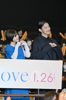 浜辺美波（左）、野村周平（右）がハートポーズ。