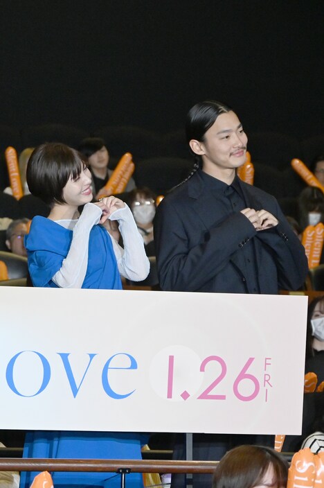 浜辺美波（左）、野村周平（右）がハートポーズ。